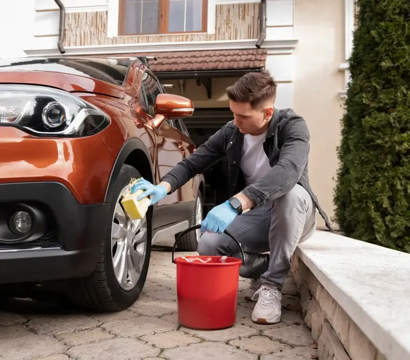 Lavage auto à domicile Bourcefranc-le-Chapus : professionnel intervenant sur un véhicule